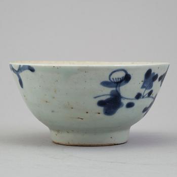 A CHINESE PORCELAIN BOWL AND FOUR PLATES, 18th/19th century.