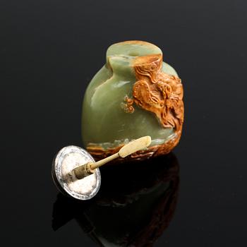 An early 20th century chinese nephrite and agathe snuff bottle with stopper,