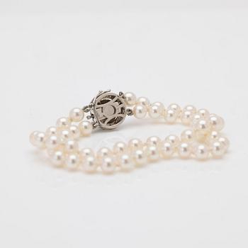 Cultured pearl bracelet in 18K white gold with diamonds.