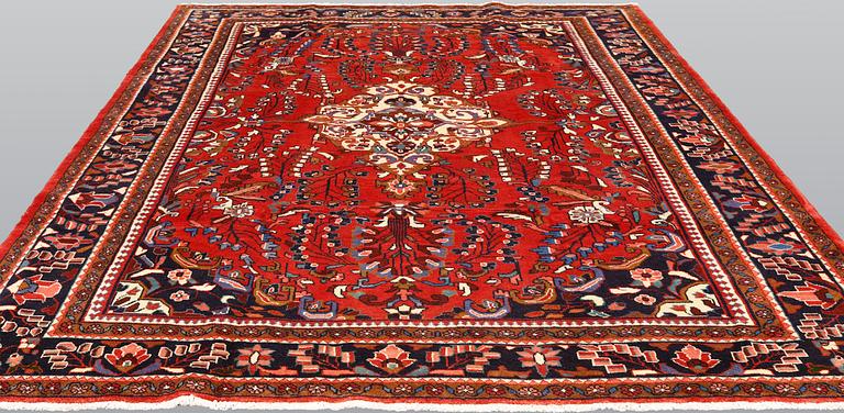 A Lilihan carpet, ca 301 x 232 cm.