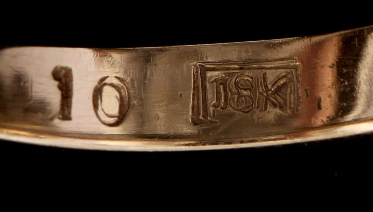 RING, 18k guld med fasettslipad blå safir samt 14 briljantslipade diamanter, vikt 3 g.