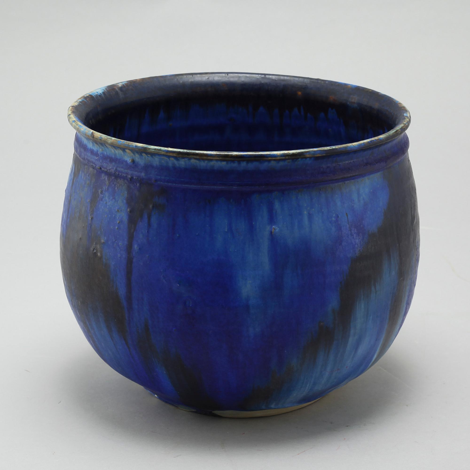 A stoneware pot by Carl Olaf Olsen, signed and dated 1983.