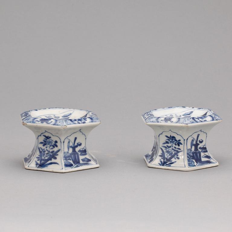 SALTKAR, ett par, porslin. Qing dynastin, Kangxi (1662-1722).