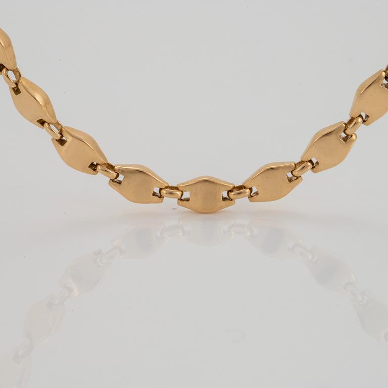 An 18K gold Cartier necklace.