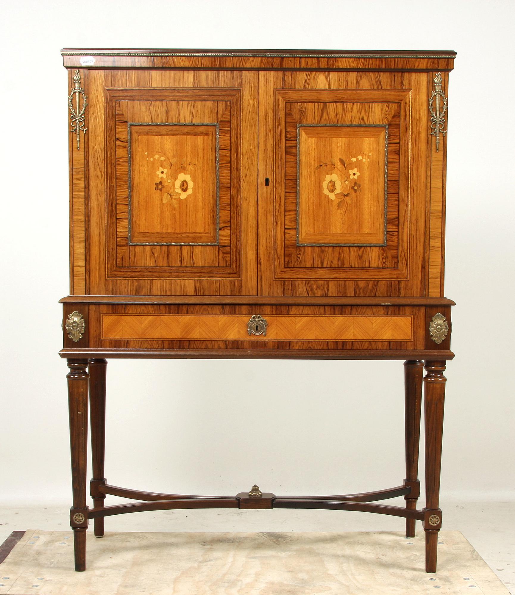 SKÅP PÅ BENSTÄLLNING, Louis XVI-stil, 1900-tal.