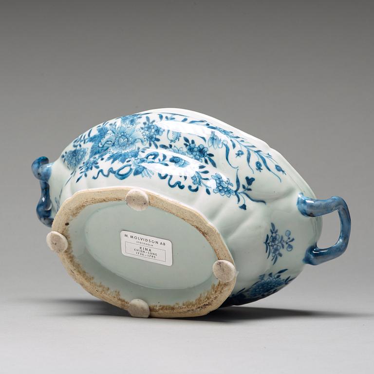 A blue and white tureen with cover, Qing dynasty, Qianlong (1736-95).