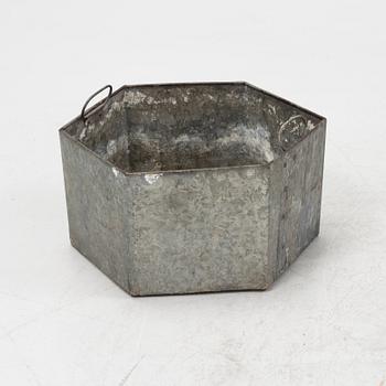 A mahogany wine cooler, England, first half of the 19th Century.