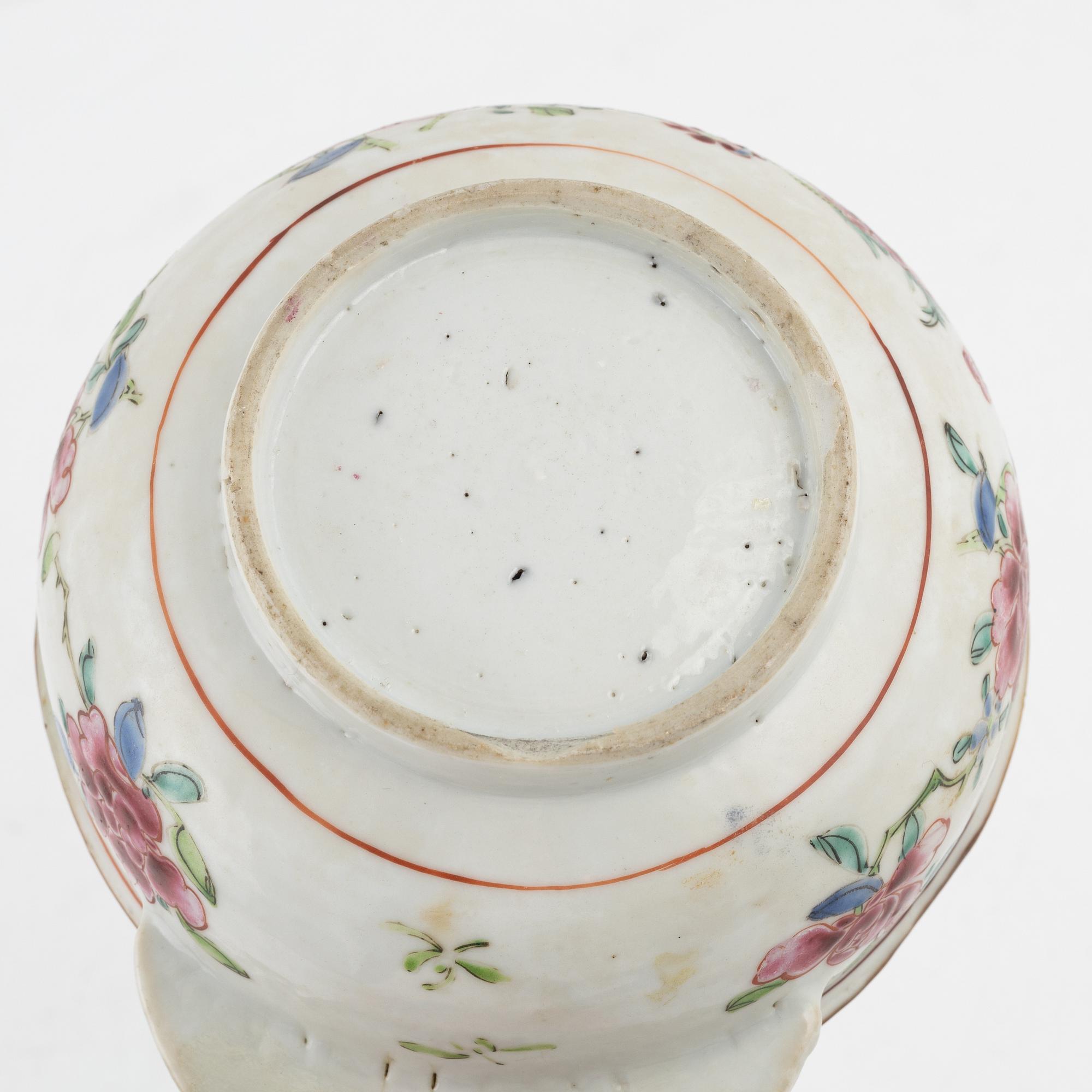 A Chinese famille rose covsh, Qing dynasty, Qianlong (1736-95).