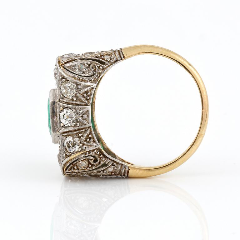 RING, guld 18K samt platina med smaragd ca 0.70 ct, gammalslipade diamanter totalt ca 1.00 ct. Art deco. Vikt ca 8 gram.