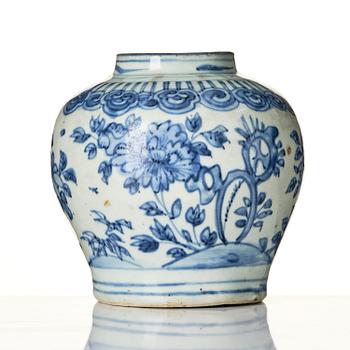 A blue and white jar, Ming dynasty, Wanli (1572-1620).