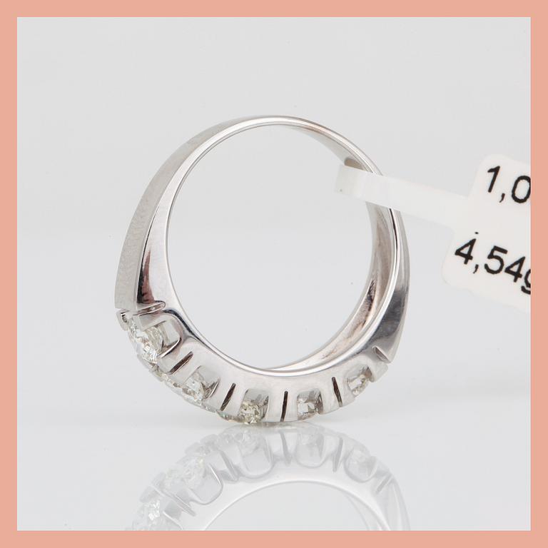 RING, 14K vitguld med briljantslipade diamanter, tot ca 1,00 ct. Total vikt ca 4,63 g.