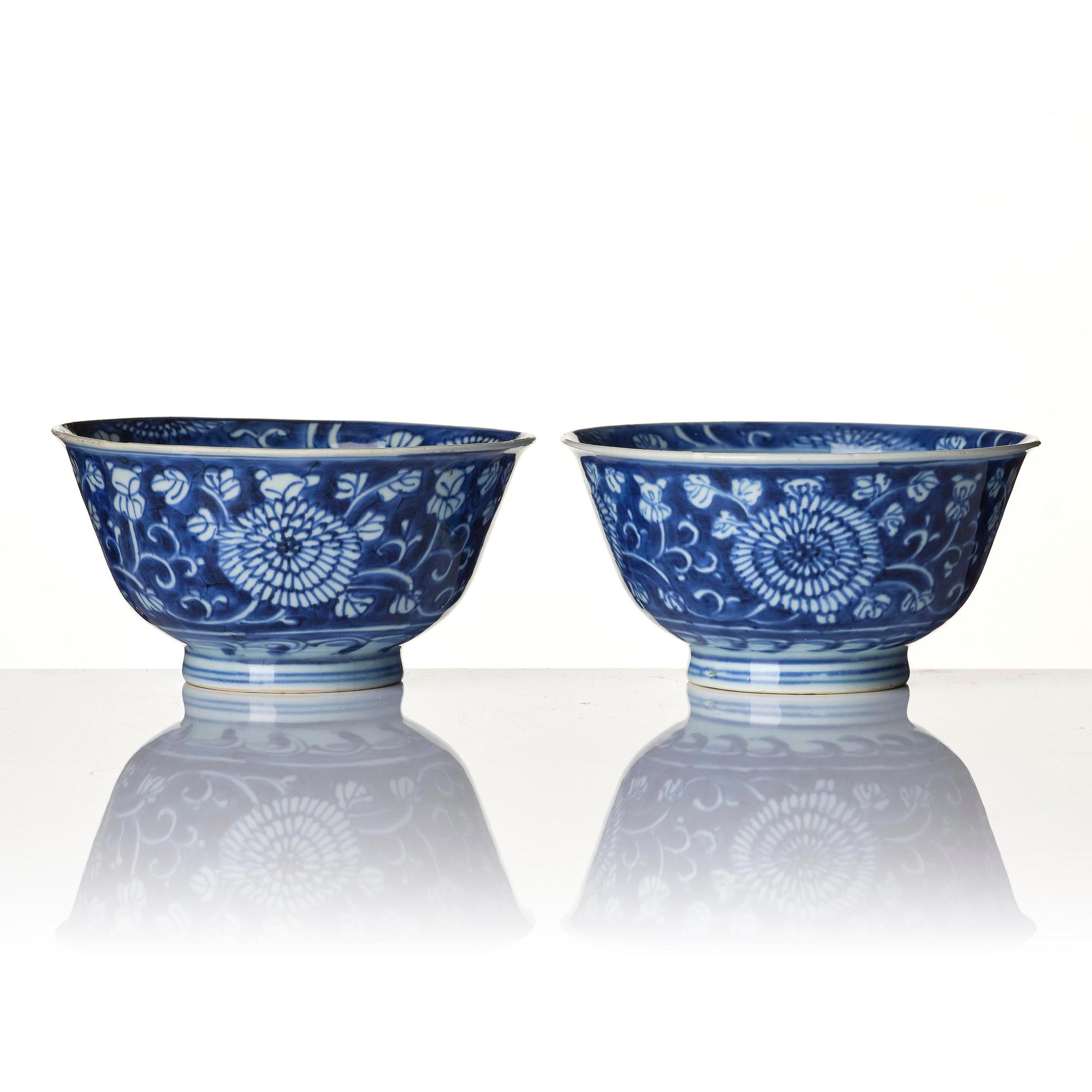 A pair of blue and white reverse decorated floral bowls, Qing dynasty, Kangxi (1662-1722).