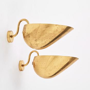 Carl-Axel Acking, a pair of brass wall lamps, model "5019", Bröderna Malmströms metallvarufabrik, Malmö 1940s-50s.