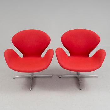 ARNE JACOBSEN, fåtöljer, ett par, "Svanen", Fritz Hansen, 1995.