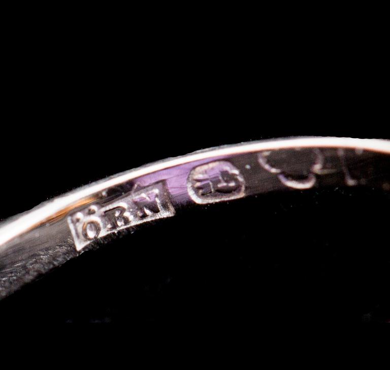 RING, 18 k vitguld med gammalslipade diamanter, totalt ca 0.70 ct, Örns Juvelatelje, Göteborg. Vikt ca 2,5 g.