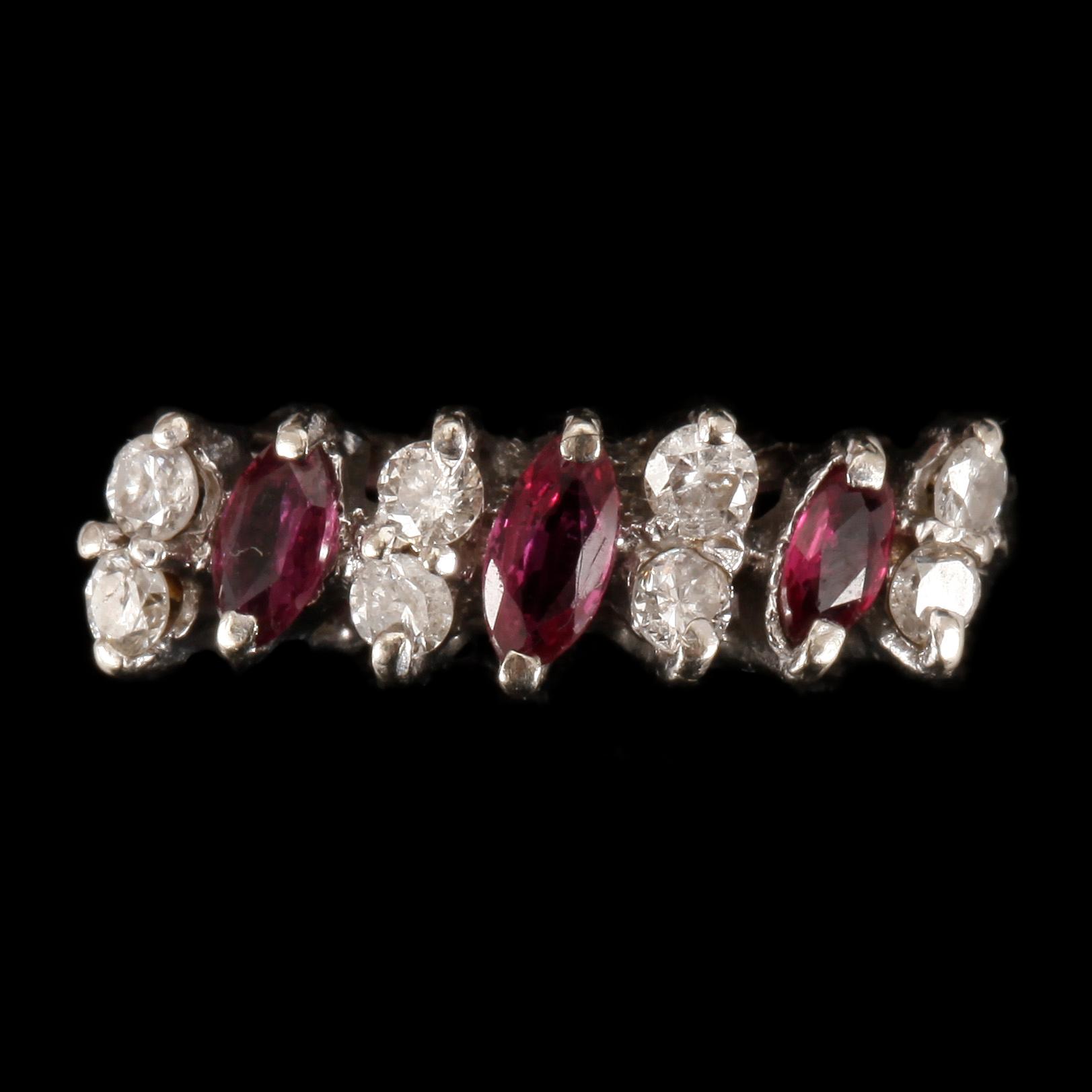 RING, 18k rodinerat rött guld med navettslipade rubiner och briljantslipade diamanter tot ca0,24ct. Vikt 3,1g.