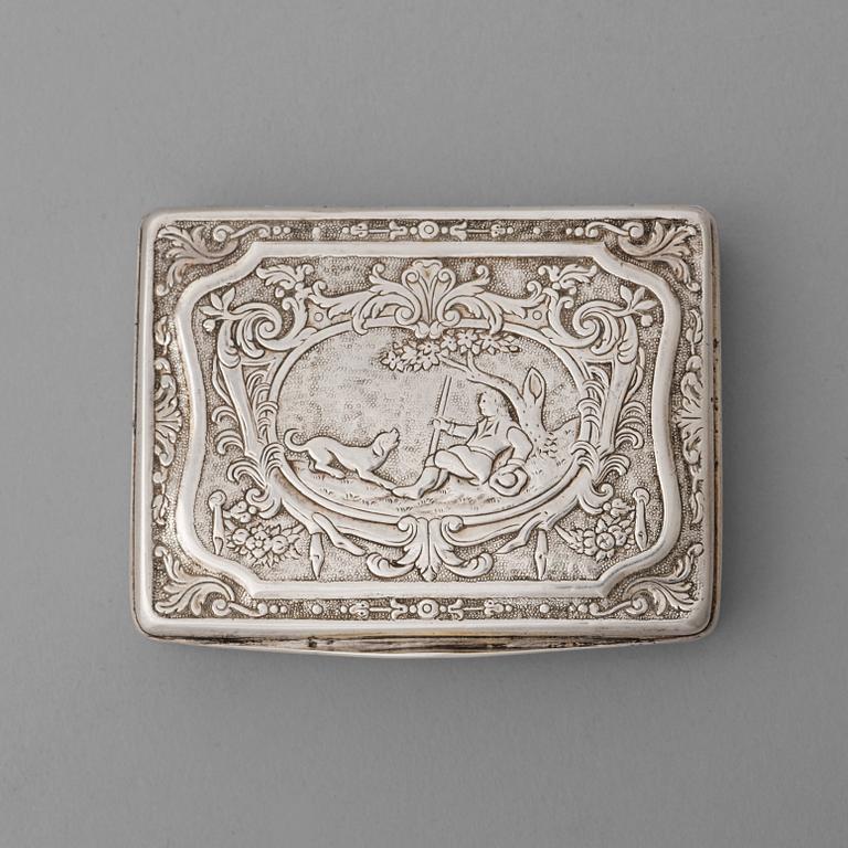 Snusdosa, otydliga stämplar, silver, Frankrike 1700-talets förra hälft, senbarock.