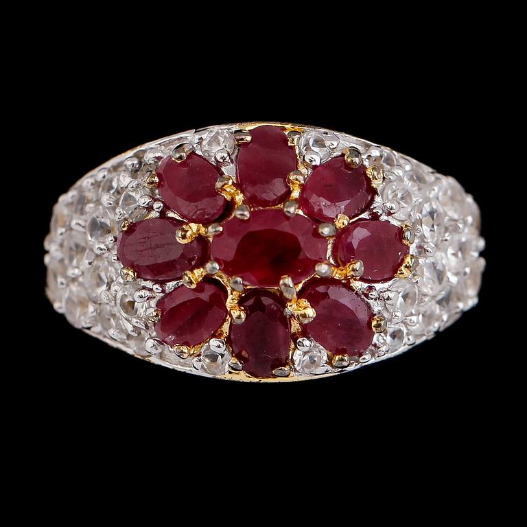 RING, förgyllt sterlingsilver, rubiner tot ca 2.00 ct, vita safirer tot ca 2.00 ct.