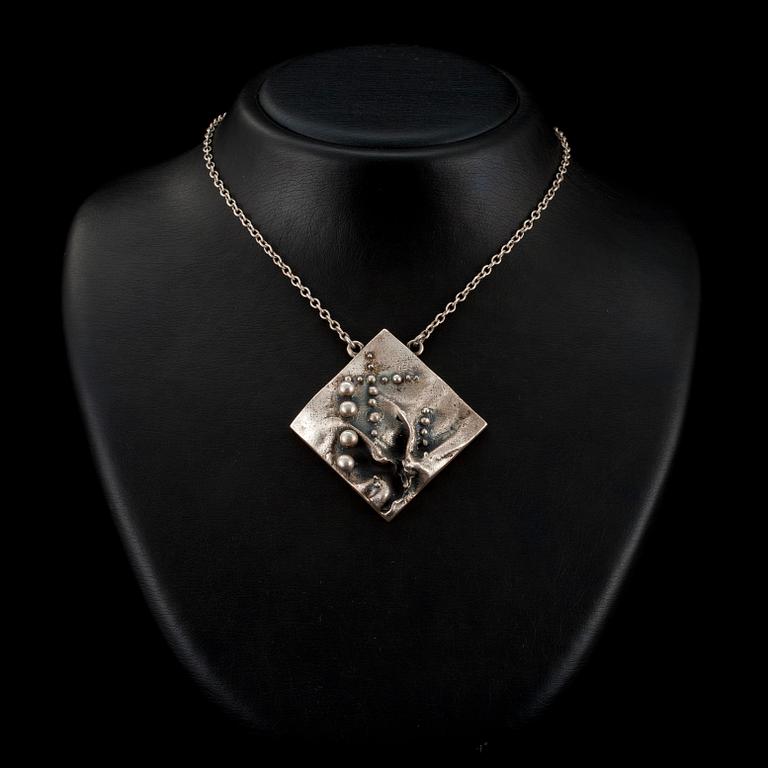 ERÄ KAULAKORUJA, 4 kpl. Hopeaa. Paino 177 g.