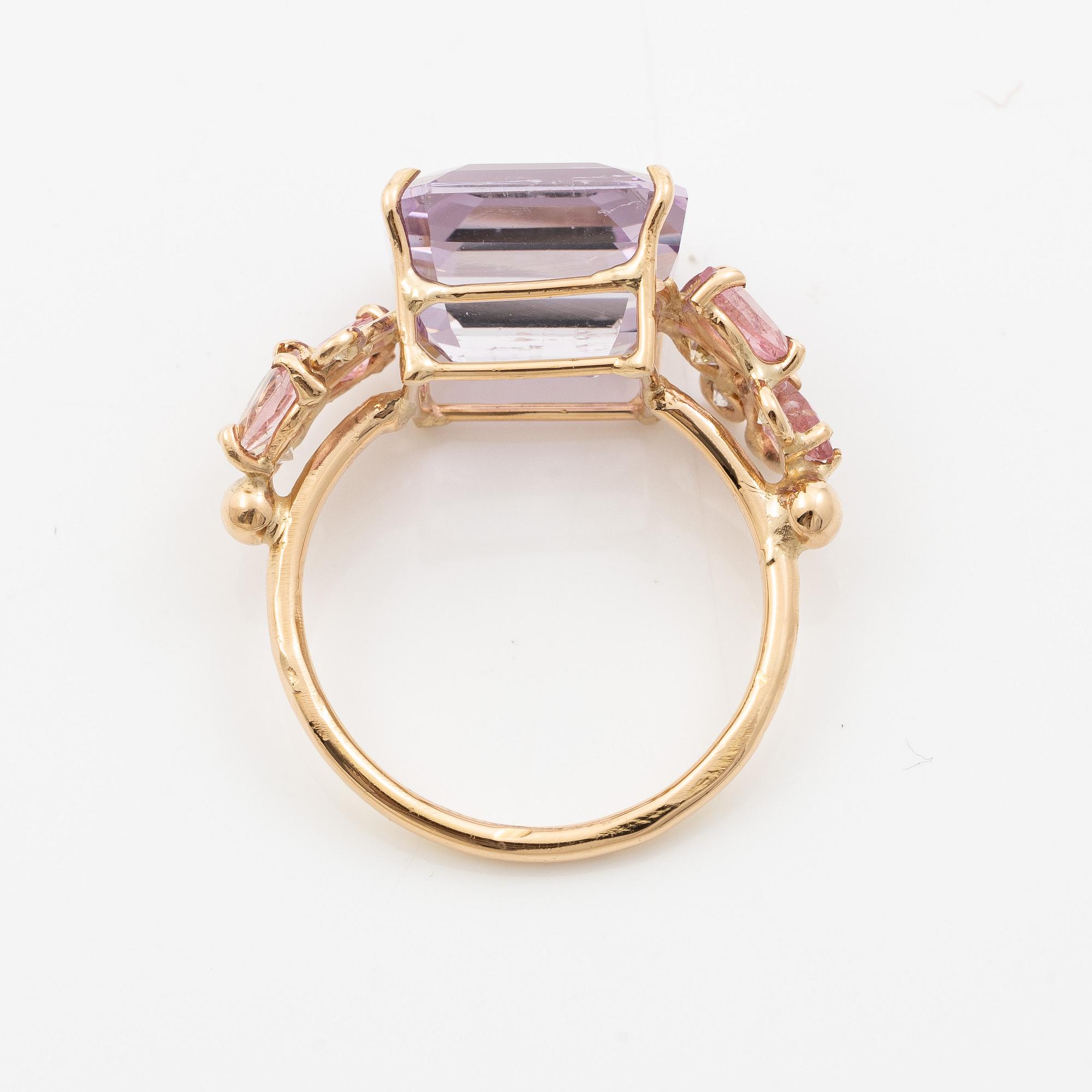 Ring, Mandelstam, 18K gold with kunzite, brilliant-cut diamonds and tourmalines.