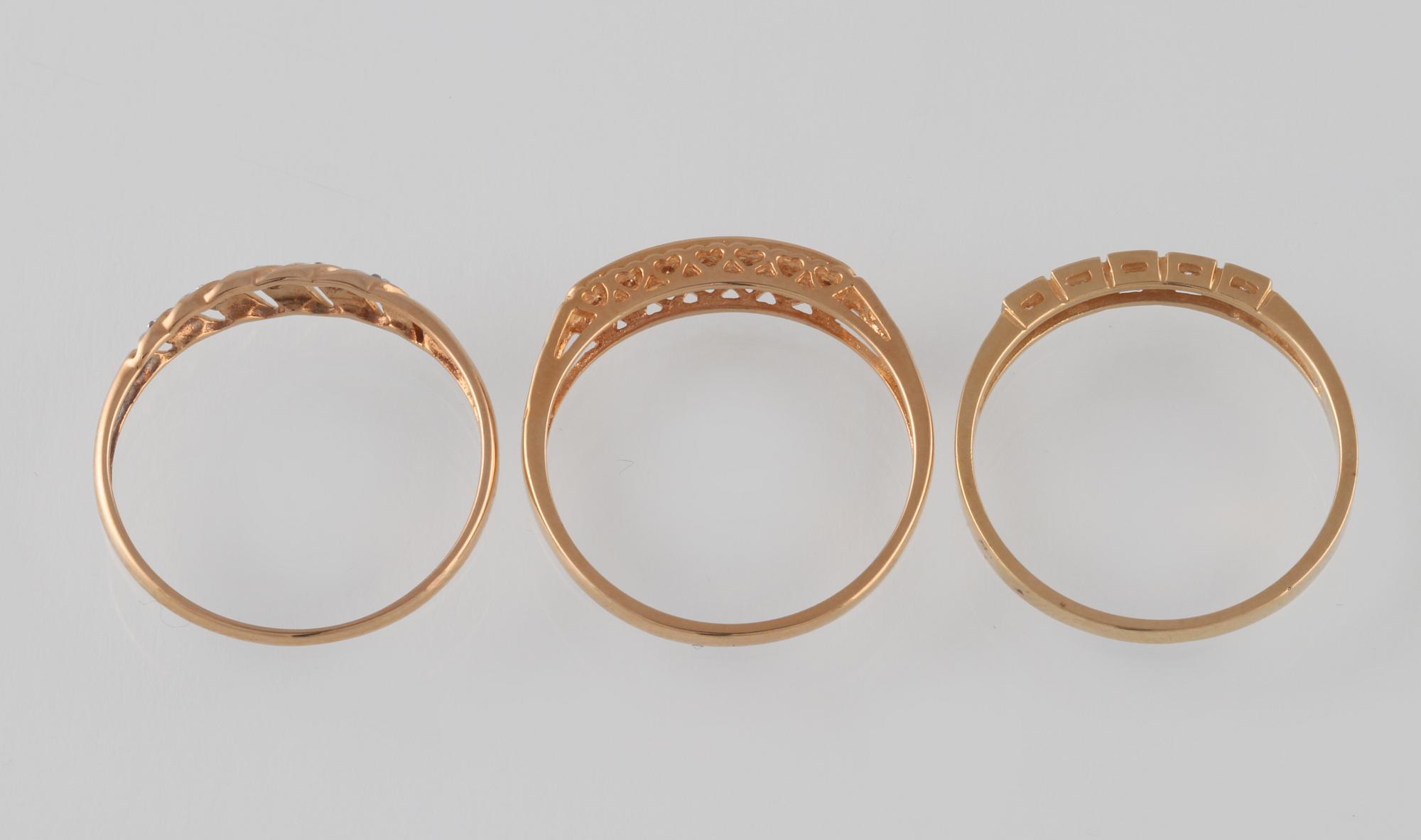 RINGAR, 3 st, 18K guld samt åttkantslipade diamanter, kattfotstämplade. Vikt 5,8 gram.