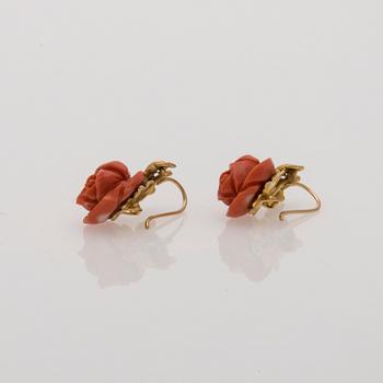 EARRINGS, 18K gold, engraved coral. Weight c. 10.6 g.