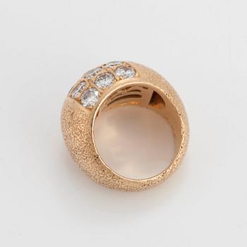 A ring set with round brilliant-cut diamonds.
