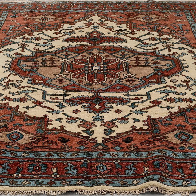 A CARPET, Heriz design, ca 299 x 245 cm.