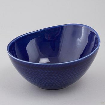 34 pieces of porcelain tableware by Hertha Bengtson for Rörstrand, model "Blå eld", second half of the 20th century.