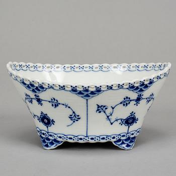 Royal Copenhagen, servisdelar, 14 delar, porslin. "Musselmalet", Danmark.