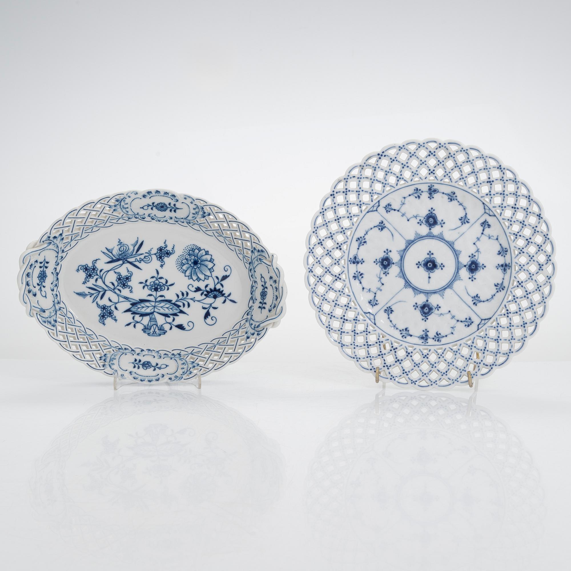 Skålar, 4 st, och ett fat, porslin, Meissen och Royal Copenhagen, sent 1800-tal och tidigt 1900-tal.