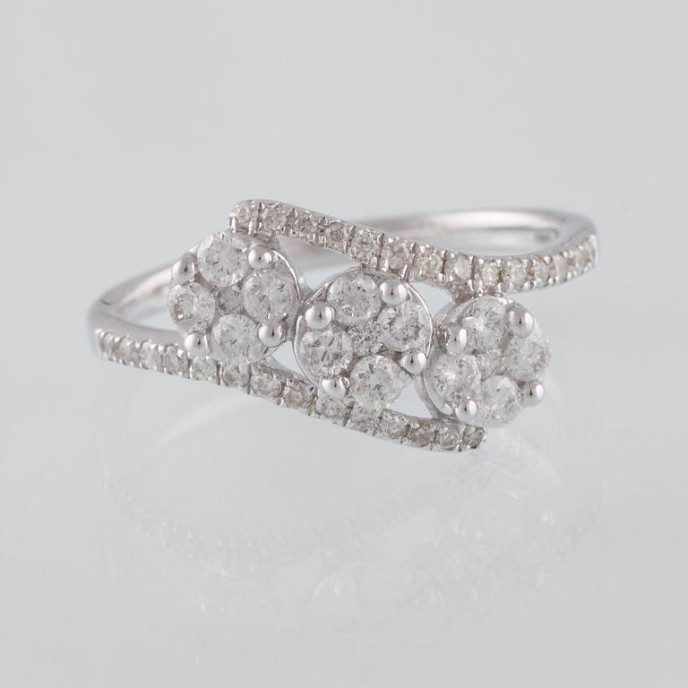 RING, 18K vitguld med briljantslipade diamanter ca 0.56 ct. Vikt 3,0 gram.