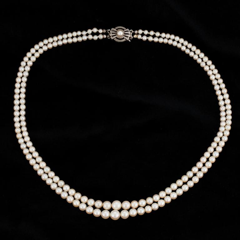 A TWO STRAND PEARL NECKLACE.