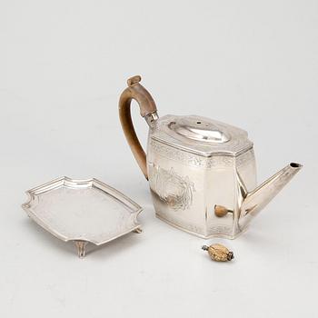 TEKANNA med FAT, silver, "WS", London, 1831-32. Total vikt ca 579g.