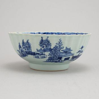 A blue and white punch bowl, Qing dynasyt, Qianlong (1736-95).