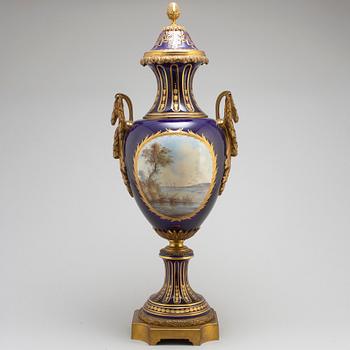 PRAKTURNA, porslin, brons, Sevresliknande märke, 1900-talets första hälft.
