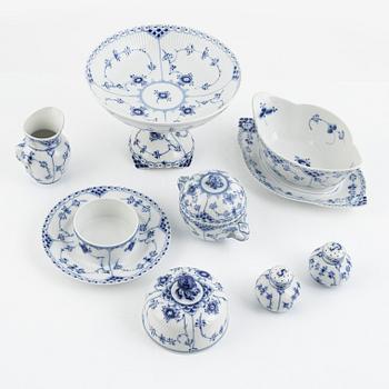 Mat- och kaffeservis, 76 delar, porslin, "Musselmalet", Royal Copenhagen, Danmark.