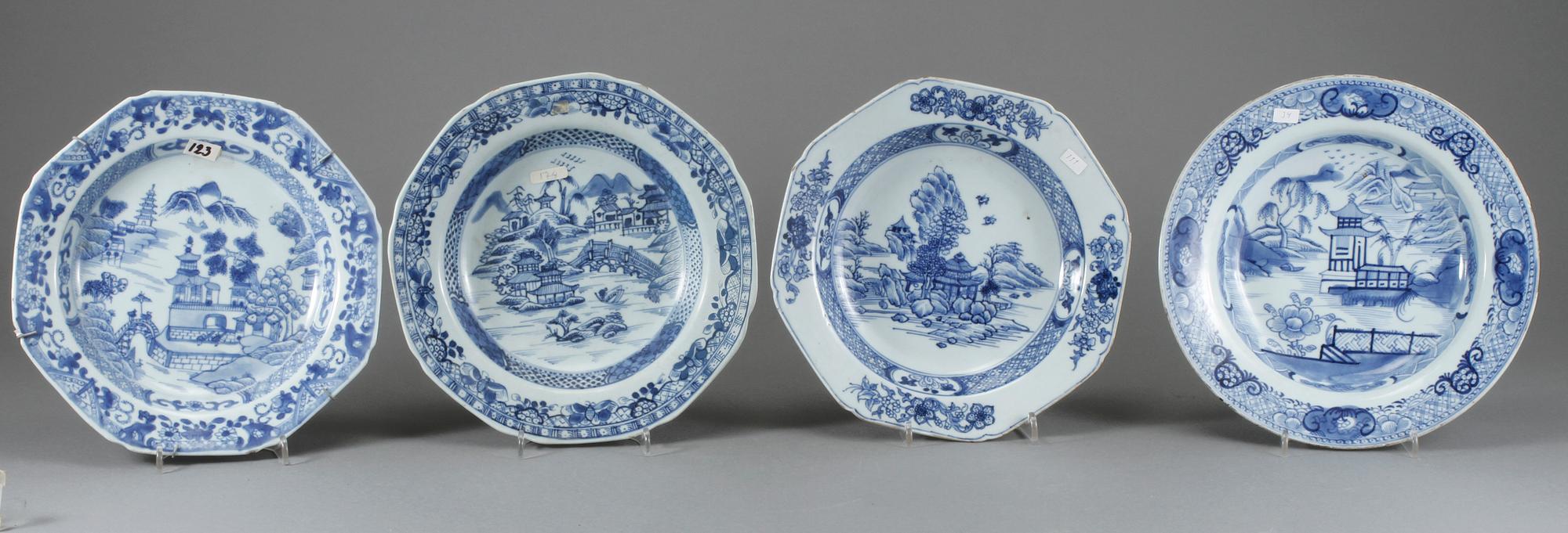 TALLRIKAR, 4 st, djupa, samt UNDERFAT, porslin, Kina, 1700-tal.
