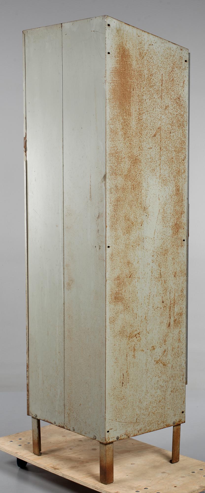 KLÄDSKÅP, industrimodell, 1900-talets andra hälft.