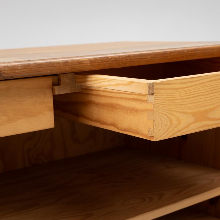 Skåp, ett par, sportstugemöbler, Svensk Fur, 1900-talets mitt.