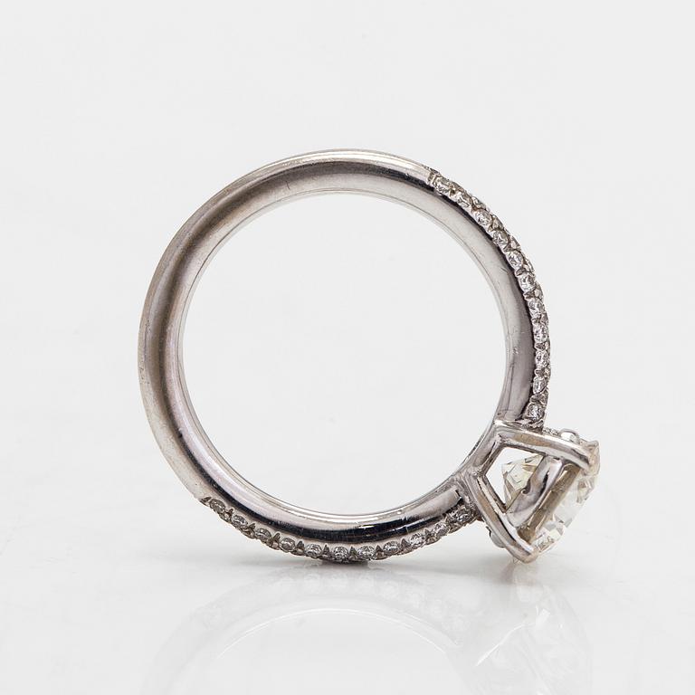 Ring, 14K vitguld, briljantslipad diamant ca 1.80 ct, samt mindre diamanter 0.46 ct tot. enligt certifikat.