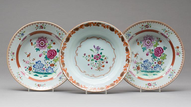 TALLRIKAR, djupa, 3 st, Kina Qianlong (1736-1795), porslin.