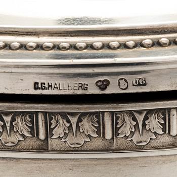 A silver sugar box, C G Hallberg, Stockholm 1898.