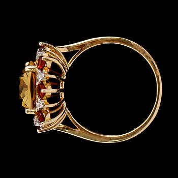 RING, 10 k guld, gul kvarts, orange safirer samt mindre diamanter tot ca 0.10 ct.