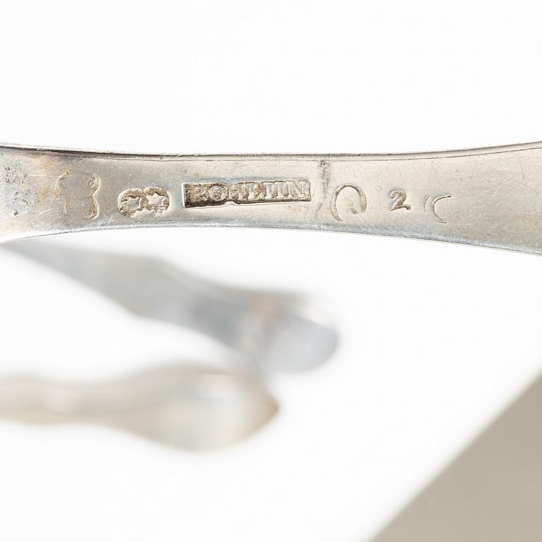 Three Swedish silver tablespoons with fiddle-pattern handles, circa 1800.