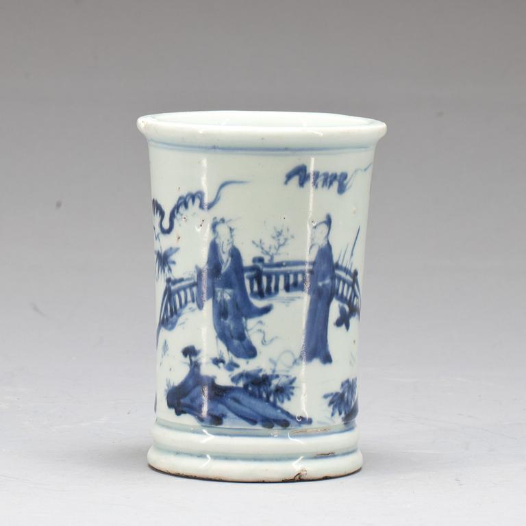 PENSELVAS, porslin. Kina 1800-tal.