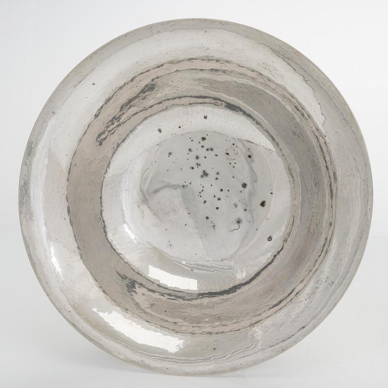 A pair of centrepiece silver bowls by Johan Rohde for Georg Jensen, Copenhagen 1915-1919. Design nr 252.