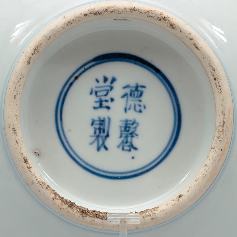 A blue and white bowl, Qing dynasty, Kangxi (1662-1722).