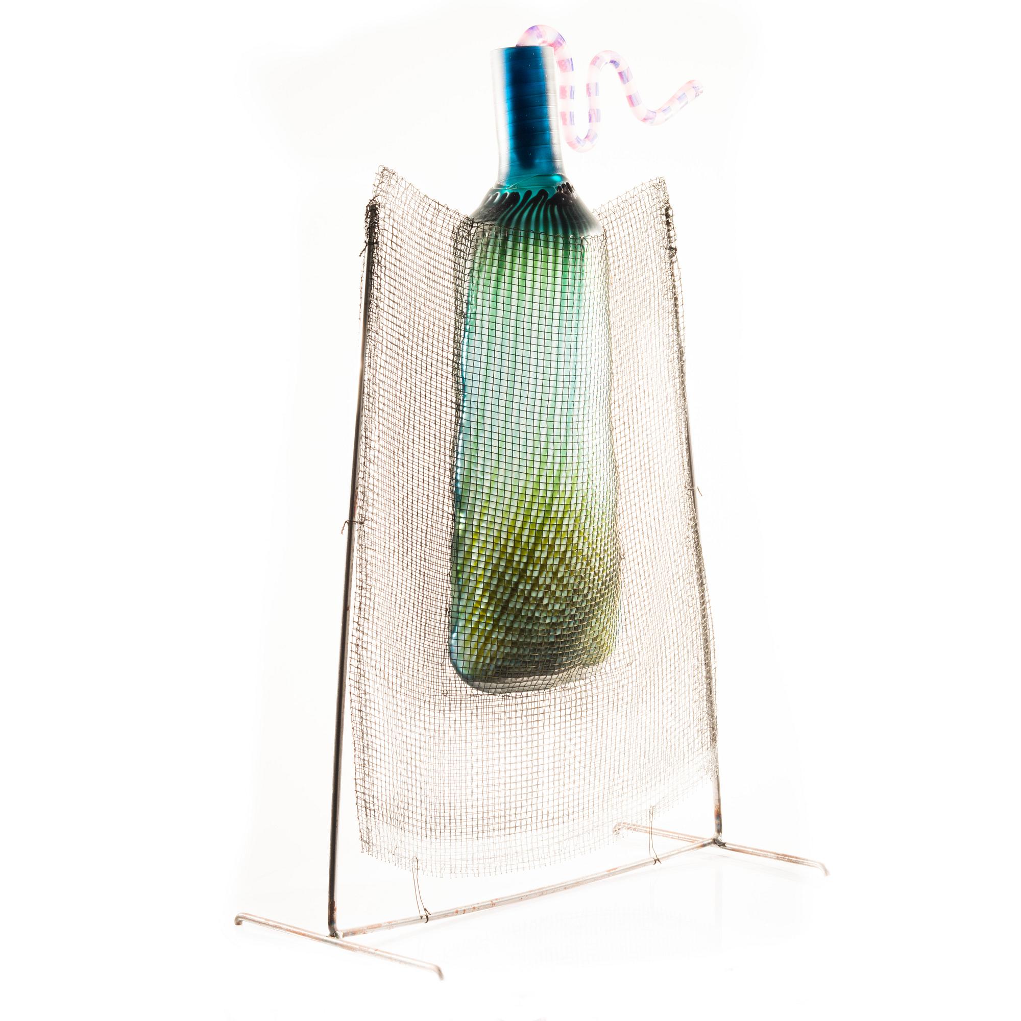 MARKKU SALO, SKULPTUR. Flaska blåst i nät. Sign. Markku Salo, Nuutajärvi 1991 Notsjö.