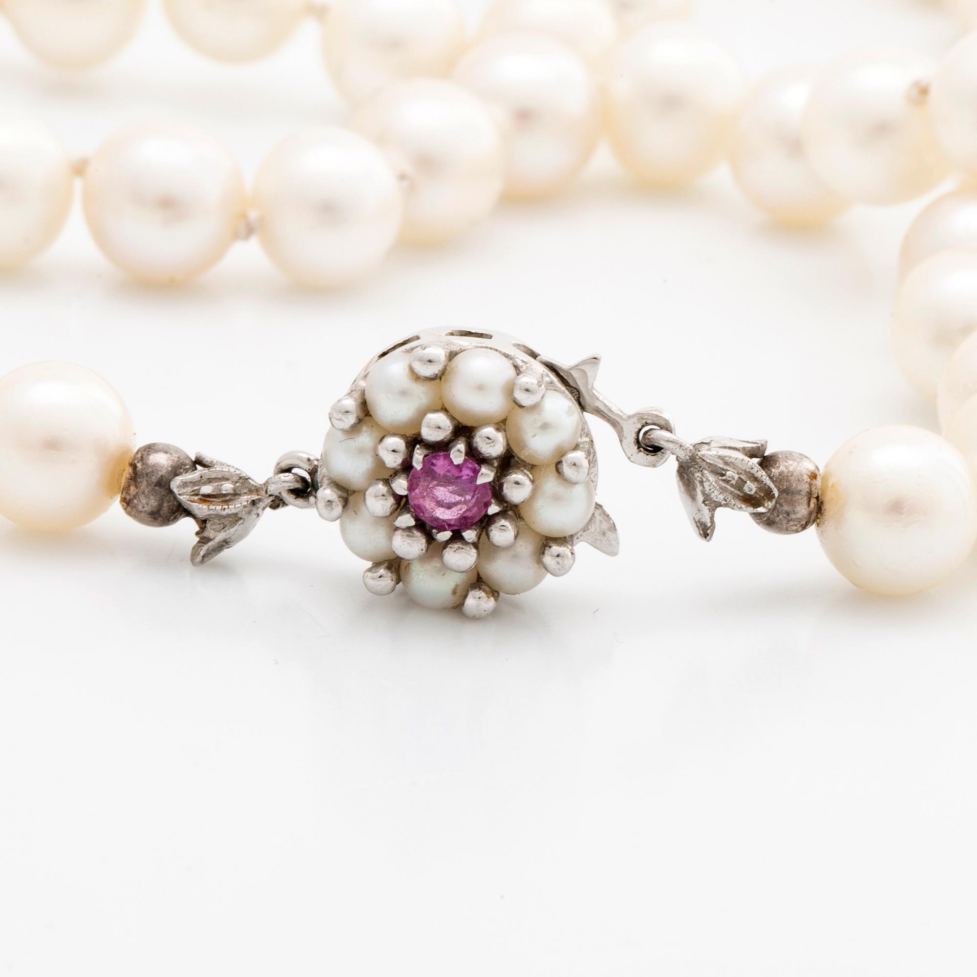 PEARL NECKLACE, cultured pearls approx 7 mm, clasp 18k whitegold cultured pearls and 1 ruby, approx length 93 cm.